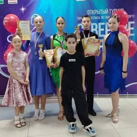Ноябрьские танцоры завоевали две бронзы на турнире Северное сияние Назар Каменецкий и София Каменецкая программа двоеборье Божена Палагута программа латина соло Спортсмены представляют спортшколу Северное сияние Тренеры Татьяна и Александр Полянские Турнир по танцевальному спорту Северное сияние 2025 состоялся 9 ноября в Лангепасе В соревнованиях участвовали 230 спортсменов из 16 городов ХМАО ЯНАО и Томской области Поздравляем танцоров и тренеров с успешным выступлением ЯмалСпорт ТанцевальныйСпорт Ямал Спорт Мы в MAX
