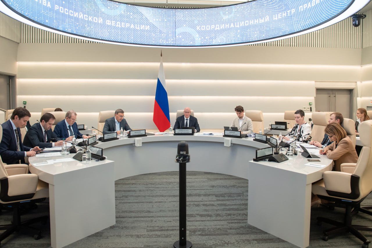 Отобраны 10 научных центров мирового уровня, которые получат гранты из бюджета Вице-премьер Дмитрий Чернышенко провел очередное заседание президиума комиссии по научно-технологическому развитию России, на котором утвердили победителей конкурсного отбора на предоставление грантов научным центрам мирового уровня. «По итогам конкурса отобраны 10 НЦМУ. Их деятельность будет направлена на разработку и внедрение в экономику важнейших наукоемких технологий, определенных указом Президента Владимира Путина. Размер субсидии для каждого из отобранных научных центров мирового уровня составит до 320 млн рублей ежегодно», – подчеркнул Дмитрий Чернышенко. Вице-премьер отметил, что экспертизу всех поступивших заявок обеспечивал научно-технический совет комиссии, и поблагодарил его руководителя – президента Российской академии наук Геннадия Красникова – за проведенную работу. Глава Минобрнауки Валерий Фальков сказал, что на конкурсный отбор поступили заявки по всем 7 приоритетным направлениям научно-технологического развития, утвержденным главой государства. «В дальнейшем планируется закрепить за отраслевыми федеральными органами исполнительной власти отобранные научные центры. Это обеспечит максимально плотное взаимодействие сторон», – отметил министр. Геннадий Красников добавил, что при рассмотрении заявок научно-технический совет комиссии и Российская академия наук исходили из того, чтобы каждому приоритетному направлению соответствовал хотя бы один научный центр мирового уровня. Всего рассмотрено 46 заявок. Гранты в форме субсидии из федерального бюджета будут предоставлены: НЦМУ Института теплофизики СО РАН «Теплофизика и энергетика», НЦМУ «Новые материалы специального назначения», Центру кибернетической медицины и нейропротезирования, Центру современной селекции сельскохозяйственных растений, НЦМУ «Агроинженерия будущего», Центру перспективной микроэлектроники, НЦМУ«Электронные и квантовые технологии на основе синтетического алмаза», НЦМУ «Интеллектуальные беспилотные авиационные системы», Центру рационального использования редкометального сырья, НЦМУ «Высокотехнологичная биоэкономика». Программа развития каждого центра формируется на период не менее 6 лет. #наука