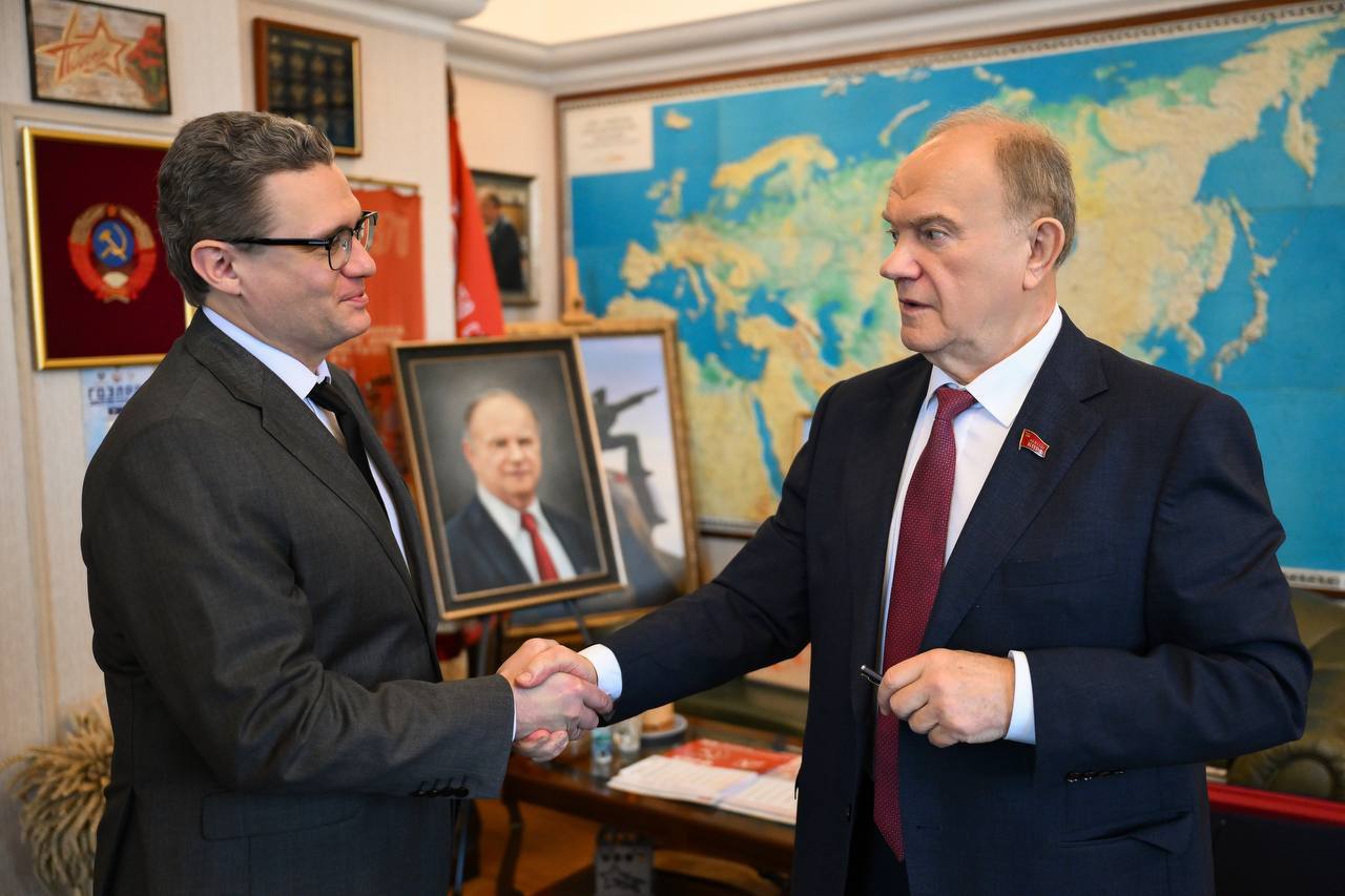 Губернатор Филимонов предложил КПРФ провести съезд левых консерваторов в Вологодской области Георгий Юрьевич Филимонов известный своей способностью играть в политические шахматы и выстраивать диалог со всеми политическими силами провел рабочую встречу в Москве с лидером КПРФ Геннадием Зюгановым Ответный визит федерального политика в регион так же планируется в ближайшее время Как сообщается на официальной странице главы региона Филимонов LIVE стороны обсудили социально экономическое развитие области и взаимодействие в интересах вологжан Особенностью политического стиля Филимонов является его активная работа с системной оппозицией в частности с КПРФ Эта линия берет начало с его решительного шага по установке памятника Иосифу Сталину в Вологде что снискало ему симпатии среди части коммунистов Ключевой инициативой которую губернатор озвучил Зюганову стало предложение провести на Вологодчине Всероссийский съезд левых консервативных политических сил По словам Филимонов эта идея уже поддержана местными отделениями Изборского клуба и движения Русский Лад Планируется участие представителей всех парламентских партий Сегодня услышал точку зрения опытного и мудрого политика отметил губернатор поблагодарив Зюганова за содержательную беседу Инициатива губернатора может стать значимым событием консолидирующим на площадке региона сторонников лево консервативного синтеза и укрепляет его имидж политика прагматика эффективно работающего с широким спектром партий