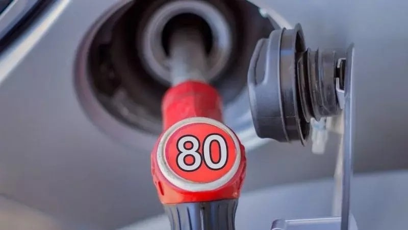 Узбекнефтегаз полностью прекратило реализацию бензина АИ 80 АО Узбекнефтегаз объявило о полном прекращении реализации бензина АИ 80 через биржевые торги со 2 сентября Вместо этого увеличены объемы выставления на биржевые торги высокооктанового автобензина марки АИ 92 Если до настоящего времени на продажу выставлялось 1000 тонн бензина АИ 92 на сегодняшний день эта цифра составляет 1720 тонн Исходя из спроса внутреннего рынка есть возможность увеличить эти объемы говорится в сообщении Отмечается что объемы автобензина марки АИ 80 которые были приобретены предпринимателями в августе текущего года будут поставлены их владельцам в сентябре в рамках обязательств и имеющихся остатков Остерегайтесь фейков Это единственный официальный канал NovostiUZ Подпишитесь чтобы получать достоверные новости и актуальные курсы валют Вы с Telegram Premium Поддержите нас одним нажатием Ссылка на пост telegram me NovostiUZ 58172