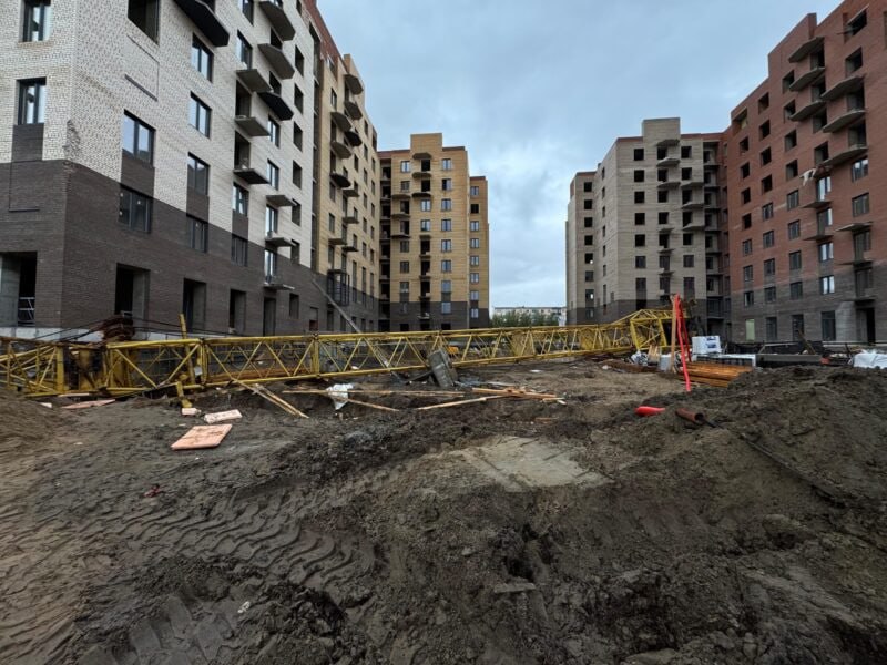 24 сентября 2025 года на стройке многоквартирного дома в Северодвинске Архангельской области на улице Ломоносова в квартале 100 рядом с Драматическим театром и Театральным озером произошел обвал башенного крана В результате трагедии погибла 65 летняя женщина крановщица которая скончалась в машине скорой помощи Ещё два человека получили травмы закрытые черепно мозговые травмы они были госпитализированы По факту происшествия Следственный комитет возбудил уголовное дело по статье о нарушении требований промышленной безопасности повлекшем смерть человека ч 2 ст 217 УК РФ Проводятся экспертизы и устанавливаются обстоятельства Строительство ведёт компания Аквилон которая после инцидента заявила что ответственность лежит на подрядной организации которой принадлежал и которая эксплуатировала кран Прокуратура Архангельской области и Ненецкого автономного округа начала проверку соблюдения законодательства по охране труда и промышленной безопасности на объекте