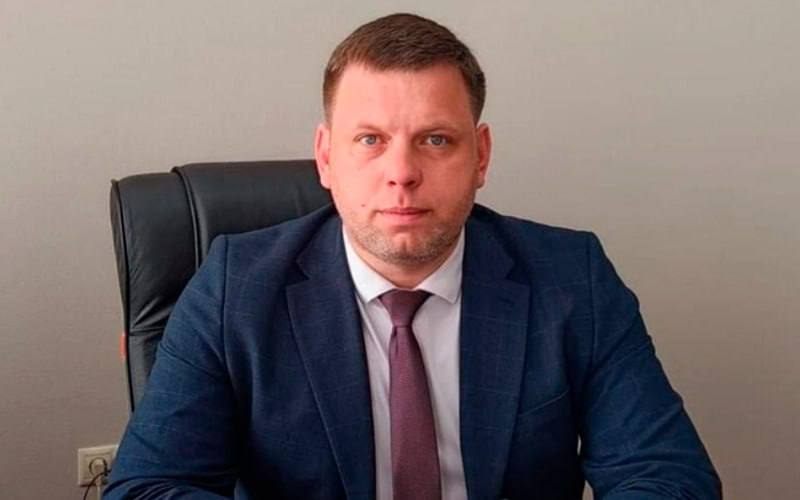 Первый вице-мэр Красноярска задержан Задержан первый заместитель мэра Красноярска Александр Мацак, сообщает Kras Mash без ссылки на источник. Чиновника подозревают в «махинациях, связанных с ремонтом дорог», пишет издание. В Следственном комитете заявили «Проспекту мира», что его сотрудники не задерживали вице-мэра. Мацак возглавлял департамент городского хозяйства и транспорта. В феврале 2025-го стал вице-мэром, а уже в мае получил повышение до первого зама главы администрации. В прежние годы чиновник также возглавлял муниципальное учреждение «Управление дорог, инфраструктуры и благоустройства» и работал муниципальном «Специализированном автотранспортном предприятии». Ровно месяц назад, 9 июня, был задержан мэр Красноярска Владислав Логинов, подозреваемый в получении взятки. И. о. мэра был назначен один из трёх его замов Алексей Шувалов, долгое время работавший в прокуратуре. Подписаться Прислать новость Помочь бустами