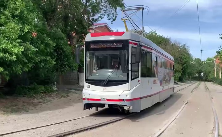 Городские новости. Новочеркасск.  ‍  Власти Ростовской обл. ведут переговоры с Москвой о поставках в регион б/у трамвайных вагонов, часть которых поступит в Новочеркасск, сообщила зам. губернатора — министр транспорта региона А. Беликова. «Совместно с администрацией города нами рассматриваются меры по улучшению экономического состояния новочеркасского трамвайного предприятия. Работаем с заводами и с предприятием электротранспорта Ростова в части технической помощи. С Москвой — в части поставки подвижного состава, бывшего в употреблении. Его прибытие планируется в начале 2026 года», — сообщила Беликова. Говоря о состоянии путевого хозяйства, министр отметила, что у администрации Новочеркасска уже есть несколько проектов реконструкции дорог совместно с трамвайными путями. Кроме того, Ростовская обл. подала заявку в федеральную программу, название которой не сообщается. — Мы подали туда заявку, оценили совместно с несколькими производителями потенциальную стоимость проекта с обновлением подвижного состава и полной реконструкцией всех путей. Для Новочеркасска даже не на всех участках есть альтернативный транспорт. С учётом текущих трассировок трамвайных путей это идеальный транспорт, который не будет влиять на загруженность дорог в городе. Бросать эту тему никто не собирается. Все силы для того, чтобы трамвай в Новочеркасске выжил, мы прикладываем, — заявила зам. губернатора. #Новочеркасск #трамвай #проект #проблемы #Затрамвай