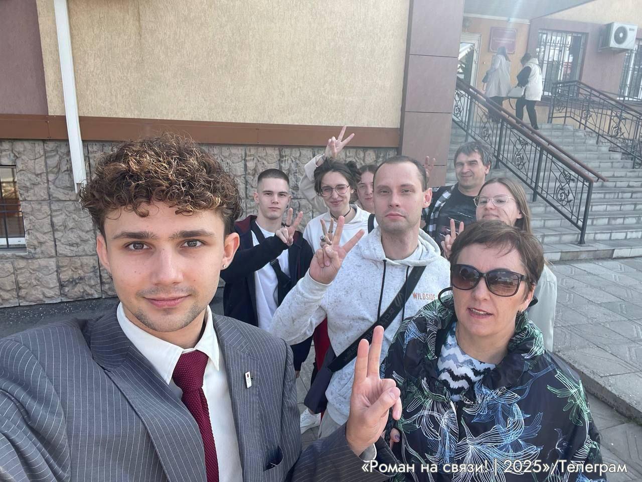 Суд в Новосибирске отказал кандидату в Горсовет в снятии статуса аффилированного с иноагентом Железнодорожный районный суд Новосибирска под председательством судьи Козловой отказал кандидату в депутаты Горсовета и активисту Роману Малоземову в снятии статуса лица аффилированного с иностранным агентом Об этом сообщил сам Малоземов в своем телеграм канале Как сказала моя представительница судье хватило смелости рассмотреть дело быстро и открыто но не хватило вынести справедливое решение Мы не будем сдаваться и будем обжаловать такие решения вплоть до КПЧ ООН прокомментировал он Роман Малоземов активист и кандидат в горсовет Новосибирска В июле окружной избирком выдал ему уведомление о связи с иностранным агентом связь ведомство усмотрело в фотографии где Малоземов стоит вместе с иноагенткой и бывшей депутаткой горсовета Новосибирска Светланой Каверзиной Ранее Минюст объяснял включение Малоземова в реестр аффилированных с иноагентами тем что он якобы собирал данные о социально экономических проблемах Новосибирска с целью дискредитации власти Новосибирскаяобласть