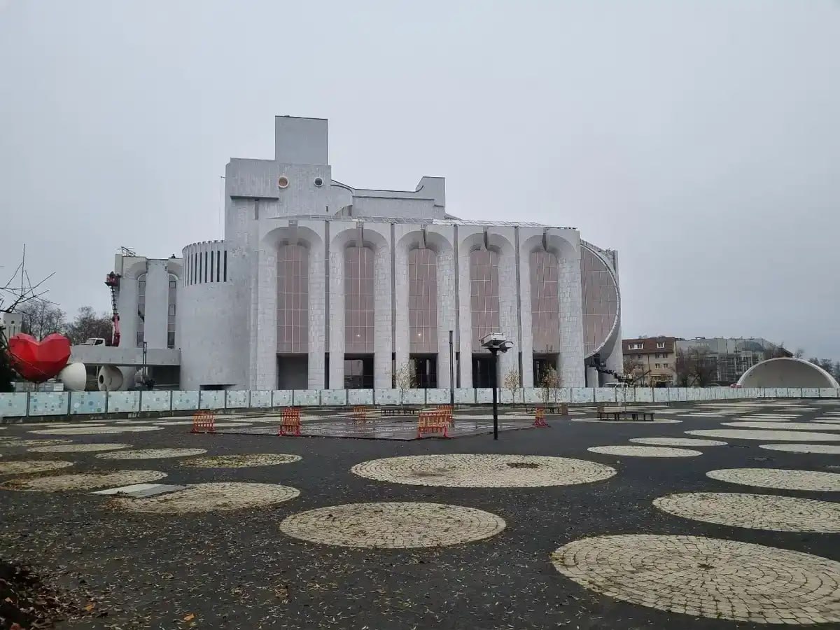 Реконструкцию Новгородского театра драмы выполнили на 75 Губернатор Александр Дронов интервью ТАСС рассказал о реализации важных проектов строительстве канатной дороги кампуса реконструкции драмтеатра На канатной дороге и лабораторном корпусе для полупроводниковых материалов пришлось сменить подрядчика из за серьезных срывов сроков пояснил глава региона С новыми исполнителями заключены договоры оба объекта планируем ввести во второй половине 2026 года В ходе реконструкции драмтеатра имени Фёдора Достоевского которую ведут в рамках нацпроекта Культура были выявлены дополнительные скрытые дефекты и объемы работ не учтенные в первоначальном проекте Сейчас готовность объекта превышает 75 процентов сообщил Александр Дронов Ведутся работы по фасаду внутренней отделке инженерным системам идет установка специализированного театрального оборудования Все этапы выполняются качественно за этим следит строительный контроль Строительство университетского кампуса помимо создания 4 тысяч мест для студентов и преподавателей даст импульс развитию научной и городской инфраструктуры Великого Новгорода отметил губернатор Его важнейшая социальная задача создать условия чтобы талантливая молодежь оставалась жить и работать в Новгородской области объяснил глава региона Финансирование проекта обеспечено Первый транш средств уже передан концессионеру На площадке активно идут работы завершены фундаменты всех корпусов монтируются колонны жилых зданий ведется строительство многофункционального комплекса с бассейном ТК Новгородская