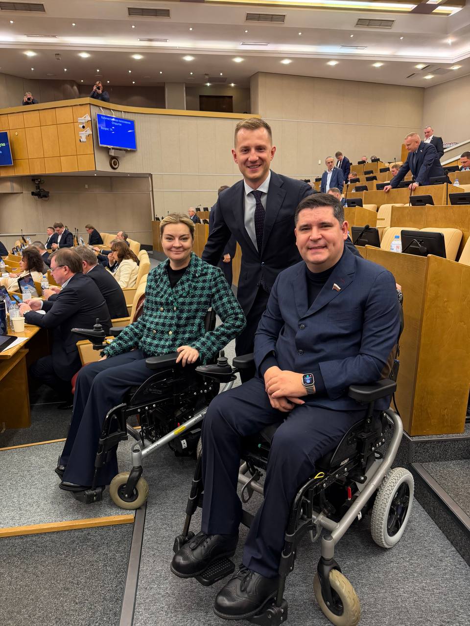 Приняли важнейший законопроект об инклюзивном туризме во втором и третьем чтениях Сегодня миллионам инвалидов невозможно путешествовать по России для этого просто нет условий Благодаря принятому сегодня закону все изменится с 1 сентября 2026 года все новые туристические объекты должны быть инклюзивными при капитальном ремонте действующих создание условий для инклюзивного туризма становится обязательным Закон подготовлен Михаилом Киселевым с командой депутатов Единой России и при большой поддержке Виктории Абрамченко Являюсь его соавтором и горжусь быть причастным   Подписаться на канал Задать вопрос