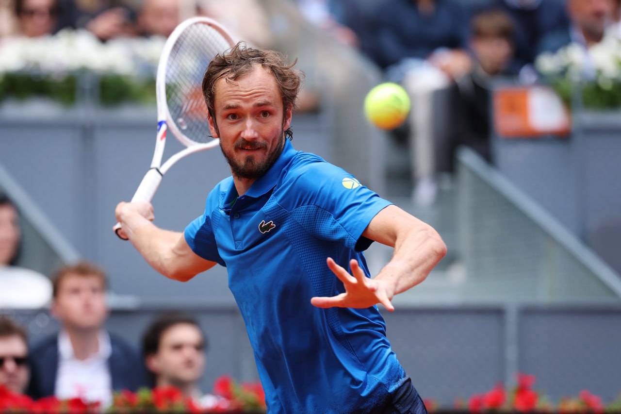Российские теннисисты впервые с 2019 года не войдут в топ‑10 рейтинга ATP Это стало известно после того, как 15‑я ракетка мира норвежец Каспер Рууд вышел в финал «Мастерса» в Мадриде. В понедельник Рууд вернет себе место в топ‑10 рейтинга, вытеснив из числа сильнейших Даниила Медведева, который сейчас занимает десятую строчку. Восьмая ракетка мира Андрей Рублев в лайв‑рейтинге опустился уже на 17‑ю позицию, так как не смог защитить очки за прошлогоднюю победу на турнире в Мадриде. В понедельник и Медведев, и Рублев официально лишатся места в топ‑10. Julian Finney/Getty Images Sport/Getty Images