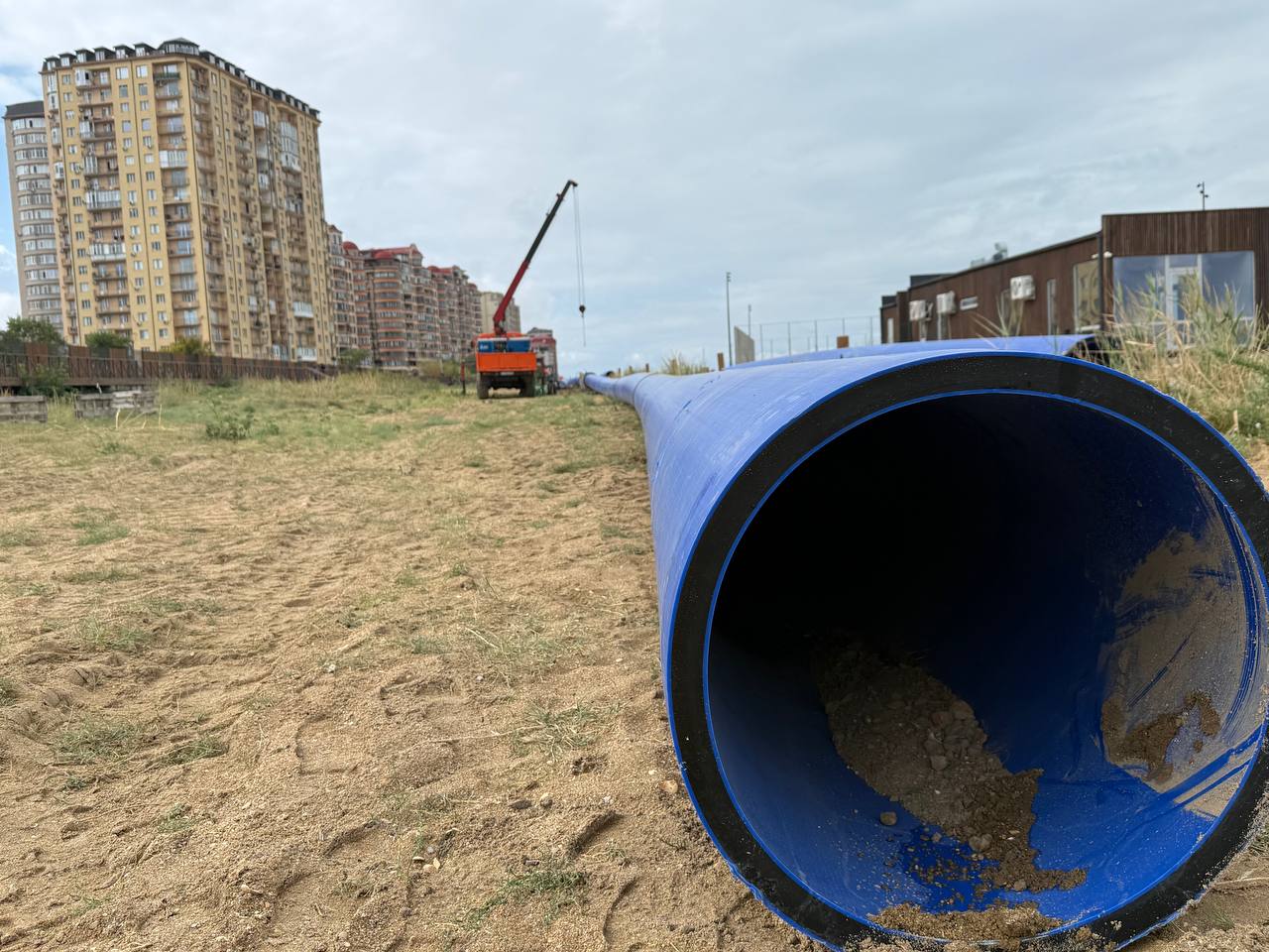 Дагестанские строители восстановили аварийный трубопровод в Запорожской области Специалисты из Республики Дагестан завершили работы по замене аварийного участка трубопровода в Доме культуры в пгт Михайловка Об этом сообщил представитель Минстроя Республики Дагестан Курбан Шарипов Данная помощь направлена на улучшение инфраструктуры региона Выполнение данных работ позволит обеспечить стабильное и надежное функционирование системы теплоснабжения Дома культуры в предстоящий осенне зимний период создать комфортные условия для проведения мероприятий и посещения учреждения жителями и гостями пгт Михайловка поделился Шарипов В рамках мероприятий специалисты заменили 40 метров трубопровода диаметром 76 мм а также сопутствующие запорные краны и переходы