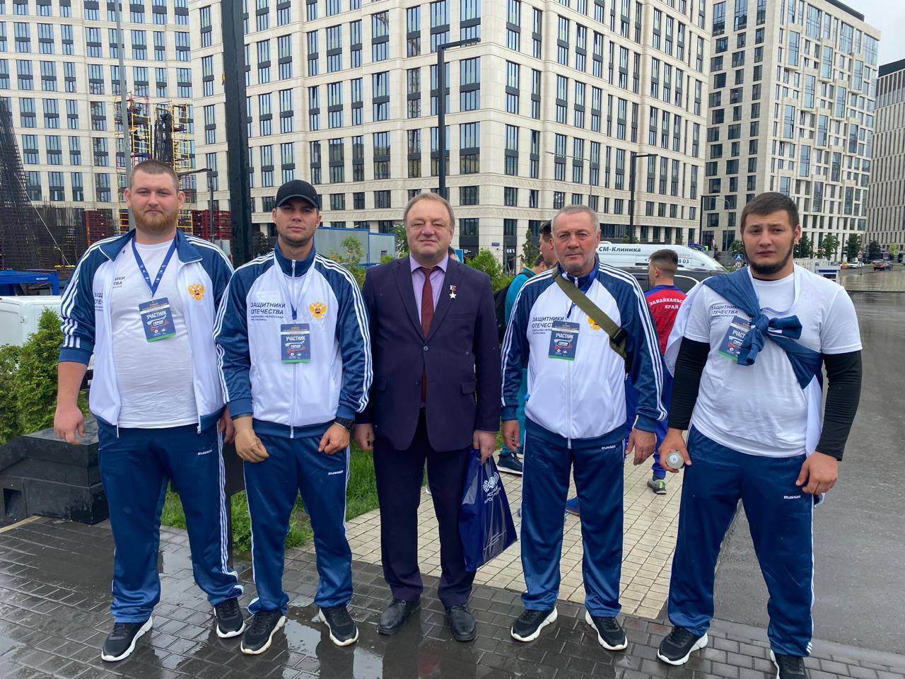 Сборная Карачаево-Черкесии отправилась на Всероссийские соревнования по волейболу сидя среди ветеранов спецоперации «Герои нашего времени» 20 июня в Москве стартовал турнир "Герои нашего времени", где 15 сильнейших команд со всей страны сражаются за звание лучших. Наш регион представляют ветераны специальной военной операции, прошедшие жесткий отбор на региональном этапе "Кубка Защитников Отечества". ⏩В составе команды: Замир Гусов, Максим Жилин, Мекер Наурузов, Муссалим Джуккаев, Андрей Руденко, Руслан Эбзеев, Ислам Хатков и Сергей Губжуков В первый игровой день нашим спортсменам уже удалось померяться силами с командами Московской области и Красноярского края. Азамат Кумуков, заместитель руководителя филиала Государственного фонда «Защитники Отечества», сопровождающий делегации: "Каждая игра для наших ребят - это новый бой. Они доказали свою стойкость не только на поле боя, но и на спортивной площадке. Мы видим, с каким упорством они идут к цели, и уверены, что этот турнир станет еще одной славной страницей в их истории побед. Вся республика болеет за наших героев!" Турнир продлится до 23 июня. Пожелаем нашей команде честной игры, спортивной удачи и, конечно, заслуженных побед!