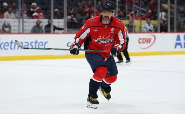 Овечкин сравнялся с Гретцки по числу набранных очков за один клуб НХЛ Российский капитан Вашингтон Кэпиталз Александр Овечкин сравнялся с канадцем Уэйном Гретцки по набранным очкам за один клуб в регулярных чемпионатах НХЛ В гостевом матче Вашингтон по буллитам обыграл Детройт Ред Уингз со счетом 4 3 Овечкин отметился результативной передачей Российский нападающий сравнялся с Гретцки по числу набранных очков за один клуб НХЛ и вышел на пятое место по этому показателю На текущий момент в активе Овечкина 1669 очков по системе гол пас 919 750 в 1546 матчах за Вашингтон Первое место занимает Горди Хоу 1809 Детройт второе Стив Айзерман 1755 Детройт третьим идет Сидни Кросби 1744 Питтсбург Пингвинз четвертым Марио Лемье 1723 Питтсбург В этом сезоне на счету россиянина 46 очков 22 24 в 55 матчах Getty Images Подписаться на РБК Спорт