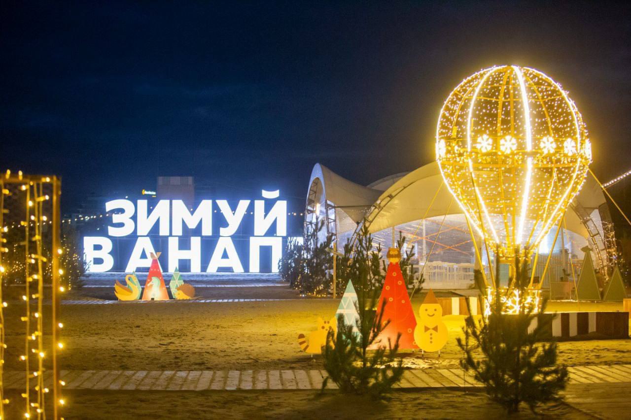 В РСТ рассказали о бронировании отдыха в Анапе на новогодние праздники По оценке экспертов Российского союза туриндустрии РСТ спрос на заезды в новогодние каникулы в Анапу оживился Анапа у нас входит в топ 3 по заездам на период Нового года и каникул после Сочи и Подмосковья Среди причин хорошего спроса можно назвать сбалансированную ценовую политику отелей относительно прошлого года а также развитую инфраструктуру на территории гостиниц отметила представитель Мультитур Евгения Кизей Подавляющее большинство броней приходит на отели с подогреваемыми бассейнами включенным питанием и анимацией На первом месте по спросу гостиницы все включено со средней продолжительностью заездов 3 4 ночи На втором месте санатории среднего уровня Так новогодний тур с 30 декабря по 4 января в отель 3 звезды в центре Анапы можно приобрести от 22 тыс рублей на двоих завтраки без учёта дороги в 4 звезды от 39 тыс рублей Подписывайтесь на Новости Анапы в Телеграм и MAX   max ru AnapaNowosti
