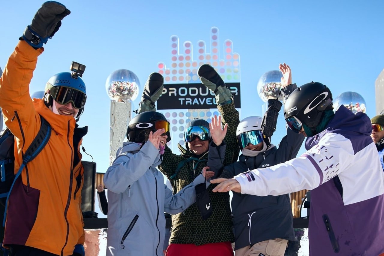 Праздник открытия горнолыжного сезона России С 4 по 7 декабря на самом высокогорном курорте страны Эльбрус соберутся главные фанаты горных лыж и сноуборда которые смогут принять участие в спортивных и развлекательных программах На ярмарочной площади появится фудкорт с завтраками все дни будут проходить дегустации и мастер классы Здесь установят 10 метровый гриль на котором с утра до вечера будут жарить шашлык из индейки и баранины Можно будет начинать день с коллективной зарядки и перекуса Подробнее здесь