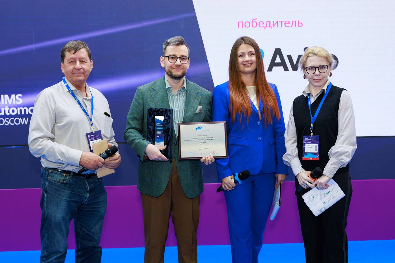 Эксперты автоиндустрии назвали Авито лучшей онлайн-платформой для продажи автотоваров Церемония награждения состоялась в рамках международной выставки запасных частей, автокомпонентов, оборудования и товаров для технического обслуживания автомобилей MIMS Automobility Moscow 2025. Жюри признало самую популярную платформу объявлений в мире лучшей для продажи автотоваров. Победителей в номинации «eCommerce и маркетплейсы 2025» выбирали признанные эксперты индустрии: публицист и автор телеграм-канала «Самородов Про Автобизнес» Артём Самородов, предприниматель Александр Усольцев и директор по развитию FIT SERVICE Александр Гараньков. В первый день выставки награду получил руководитель направления «Запчасти и Автосервисы» в Авито Алексей Головин. В прошлом году на выставке «MIMS Automobility Moscow 2024» состоялось официальное подписание соглашения о намерениях сотрудничества компаний и Авито. Первыми партнерами Авито стали дочерняя компания группы «АвтоВАЗ» LADA Цифра и официальные представители брендов LYNXauto и METEOR. В рамках совместной работы компании договорились предоставлять классифайду информацию об официальных представителях на платформе и подтвердят наличие у них гарантии на автокомпоненты. В настоящий момент официальную гарантию на запчасти на Авито уже имеют более 4,3 млн товаров для легковых авто, а партнерами стало более ста компаний. Планируется, что к концу года количество айтемов с гарантией увеличится в 3 раза. #Новости #АвитоТовары