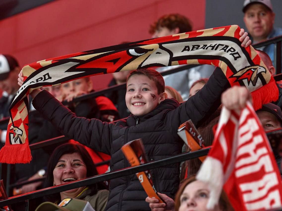 Сегодня в Москве Авангард встретится с Динамо Команда начинает новую выездную серию и во второй раз в сезоне встречается с москвичами Напомним что в прошлый раз ястребы победили динамовцев с разгромным счетом 7 4 Сейчас в турнирной таблице КХЛ омичи занимают 3 е место Востока а москвичи 7 ю строчку на Западе Начало матча в 20 00 по омскому времени Посмотреть можно в эфире 12 канала и соцсетях Фото ХК Авангард Омск путеводитель в MAX