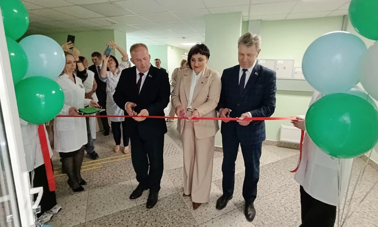 С целью повышения лекарственной доступности жителям нового микрорайона г.Витебска 23 мая в Билевской амбулатории городской поликлиники №3 ГУЗ "Витебская городская центральная поликлиника" состоялось торжественное открытие аптеки № 408 четвертой категории УП "Фармация". Участие в мероприятии приняли начальник главного управления по здравоохранению Витебского облисполкома Михаил Вишневецкий, директор Витебского УП "Фармация" Екатерина Борисеевич, главный врач ГУЗ "ВГЦП" Николай Каспирович, сотрудники. В аптеке представлен широкий ассортимент лекарственных препаратов и изделий медицинского назначения. Расположение аптеки на территории подразделения поликлиники позволяет обеспечить сразу несколько условий для повышения качества оказания медицинской помощи пациентам амбулатории и всем жителям густонаселенного микрорайона – шаговую доступность лекарственных средств и удобную парковку.