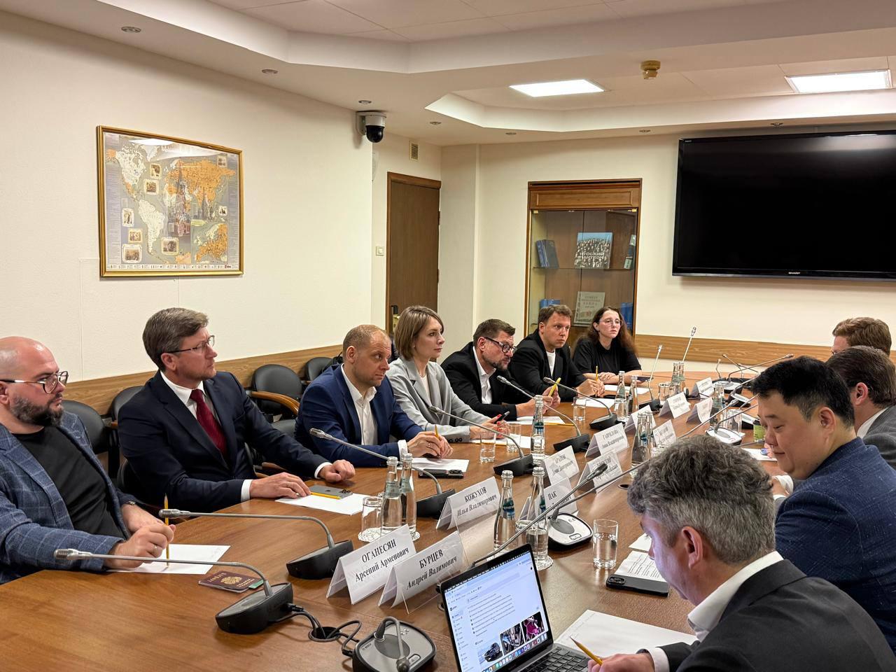 Сергей Боярский провёл совещание с представителями крупнейших российских сетевых медиа Участники обсудили ключевые проблемы отрасли — от оттока аудитории с сайтов до вызовов, связанных с развитием генеративного ИИ. Одним из центральных вопросов стало отсутствие регулирования использования журналистского контента в обучении нейросетей. Также прозвучала инициатива создания ассоциации интернет-СМИ для представления интересов индустрии и объединения усилий по решению общих задач. Среди других предложений — продвижение новостей от отечественных медиа на новые популярные площадки, например, маркетплейсы, и внедрение единого счётчика охватов для сайтов, соцсетей и платформ. Дополнительно обсудили развитие нового мессенджера MAX и возможность поддержки его медийного сегмента со стороны профессионального сообщества. По итогам встречи принято решение провести серию рабочих встреч с участием представителей регуляторов, агрегаторов и индустрии. В работе совещания также принял участие и главный редактор «Петербургского дневника» Кирилл Смирнов. Фото: телеграм-канал Сергея Боярского Вечерний Санкт-Петербург
