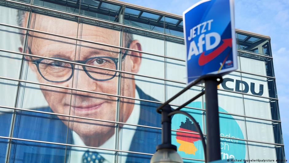 Ультраправые рекордно опередили блок ХДС ХСС сразу по двум показателям в опросе Согласно новому опросу института GMS за ультраправую Альтернативу для Германии сегодня готовы проголосовать 27 респондентов за консервативный блок ХДС ХСС канцлера Фридриха Мерца 24 Это не только самый высокий рейтинг АдГ когда либо зафиксированный исследователями GMS но и самое большое преимущество над ХДС ХСС в три процентных пункта Для сравнения в опросе GMS от 3 января 2025 года у ХДС ХСС 33 голосов у АдГ 18 Другие партии показали лишь незначительные изменения также входящая в правящую коалицию СДПГ осталась на уровне 15 зеленые получили 12 Левая партия 10 левопопулистская партия Союз Сары Вагенкнехт 4 что означает что в бундестаг она по прежнему не прошла бы dwglavnoe
