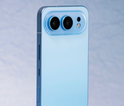 Серия HONOR 500 с дизайном в стиле iPhone Air анонсирована официально Бренд HONOR сделал официальный анонс новой 500 й серии смартфонов Компания опубликовала первые постеры в Weibo с дизайном и рассказала чего ждать от грядущих устройств Судя по рекламным изображениям HONOR 500 и 500 Pro будут довольно тонкими На постере также видны плоские грани из металла и боковые кнопки включая сенсорную в духе Camera Control у iPhone