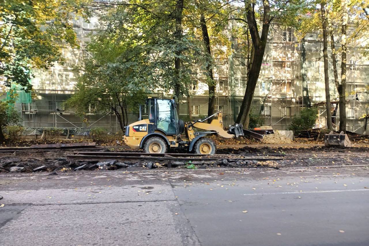 Власти назвали заведомо убыточным восстановление движения трамваев по проспекту Победы в Калининграде.   «Пути и контактная сеть здесь не эксплуатируются много лет, потребовали бы замены, а стоимость таких работ превышает стоимость прокладки новых линий. Всё это с учётом расходов на содержание электрохозяйства делает трамвайное движение по проспекту Победы заведомо убыточным», — сообщили в администрации Калининграда.  Сейчас подрядчик демонтирует рельсы в районе Центрального парка. На территории обустроят парковочные пространства. Ранее трамвайные пути убрали на бывшем кольце и прилегающей части проспекта Победы. Работы провели в рамках подготовки к реконструкции улицы от Кутузова до Радищева.