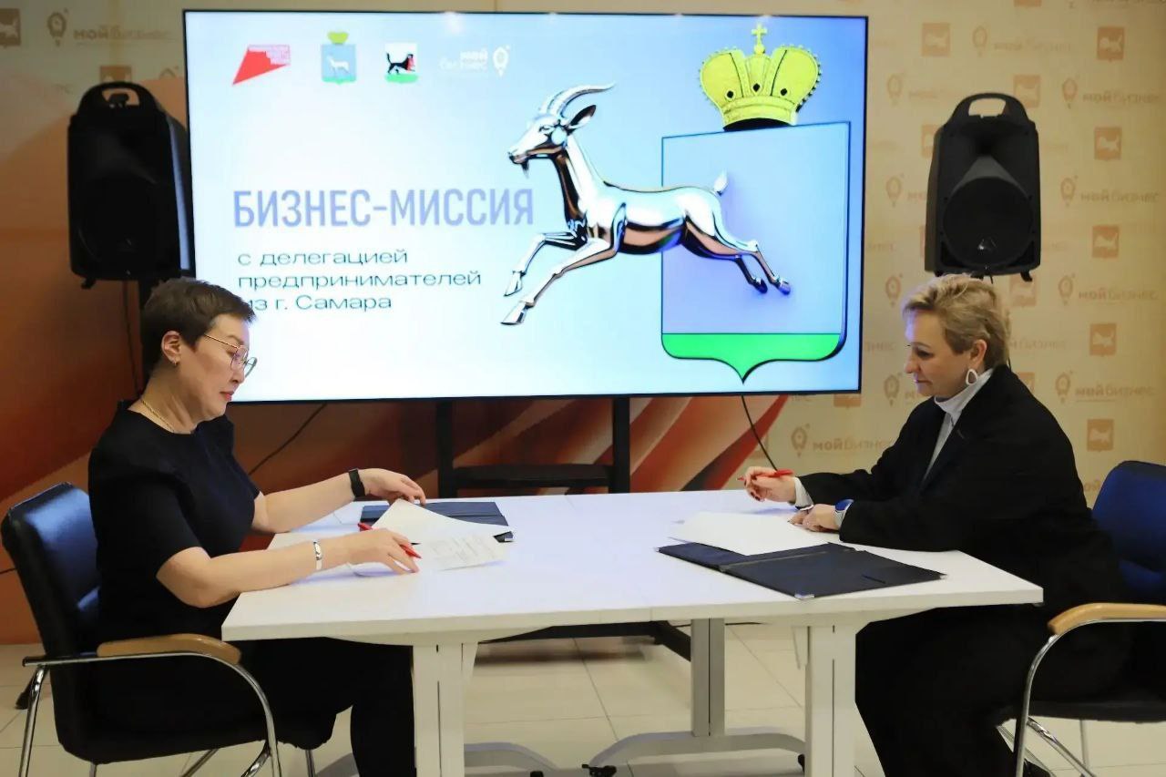 Между Иркутском и Самарой подписано соглашение о сотрудничестве в сфере туризма Церемония прошла в рамках бизнес миссии которая организована с 16 по 20 февраля В ней участвуют предприятия малого и среднего бизнеса представители администраций и структур поддержки предпринимательства двух городов Благодарю за инициативу направленную на укрепление связей между нашими муниципалитетами Иркутск и Самара города с уникальной историей богатым культурным наследием огромным туристическим потенциалом У нас много общего крупные транспортные узлы центры притяжения для путешественников Это основа для обмена опытом и реализации совместных проектов прокомментировала и о заместителя мэра председателя комитета по экономике и стратегическому планированию администрации Иркутска Ольга Мартихаева Соглашение предусматривает популяризацию туристических маршрутов по Самаре и Иркутску организацию деловых мероприятий межмуниципальных форумов выставок обучающих семинаров взаимную поддержку профильных ассоциаций обществ фирм и предприятий В перспективе возможно проведение общих культурных и спортивных событий сотрудничество в образовательной сфере Самара стоит на берегу Волги а Иркутск на Ангаре максимально близко к великому Байкалу Несмотря на разницу климата и культурных традиций между нашими городами много общего и перспективы развития внутреннего туризма очевидны культурный деловой и перекрестный обмен лучшими практиками между предприятиями отрасли Курс который взяла Россия на популяризацию путешествий по стране позволяет узнавать историю обычаи нашего государства Такой опыт особенно важен для молодого поколения подчеркнула первый заместитель главы Самары Юлия Ашуркова Отметим в бизнес миссии принимают участие представители 11 предприятий малого и среднего бизнеса Самары разработчики комплексных решений для энергетики и промышленности производители котельного оборудования масел и пластичных смазок зданий и сооружений оборудования для парков игровых и спортивных площадок а также те кто занимаются техобслуживанием и ремонтом высокотехнологичной медицинской техники Визит проходит в рамках нацпроекта Эффективная и конкурентная экономика