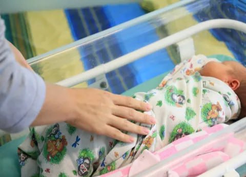 Почти 3 тысячи якутских семей воспользовались республиканским маткапиталом в 2025 году В прошлом году республиканский материнский капитал Семья получили 2 934 семьи Для исполнения задач национального проекта Семья инициированного президентом России Владимиром Путиным на эти цели из регионального бюджета направлено 741 2 млн рублей сообщает Минтруд Якутии Республиканский материнский капитал Семья предоставляется семьям родившим усыновившим третьего четвёртого и каждого последующего ребёнка Ранее маткапитал предоставлялся только при рождении 3 ребёнка По результатам работы системы мер поддержки федерального и регионального уровней от самого рождения ребёнка до его совершеннолетия Якутия сохраняет лидирующие позиции по основным демографическим показателям среди регионов Дальнего Востока и Российской Федерации Фото пресс служба главы и правительства Якутии yk24 ru в MAX Telegram ВК VK Видео