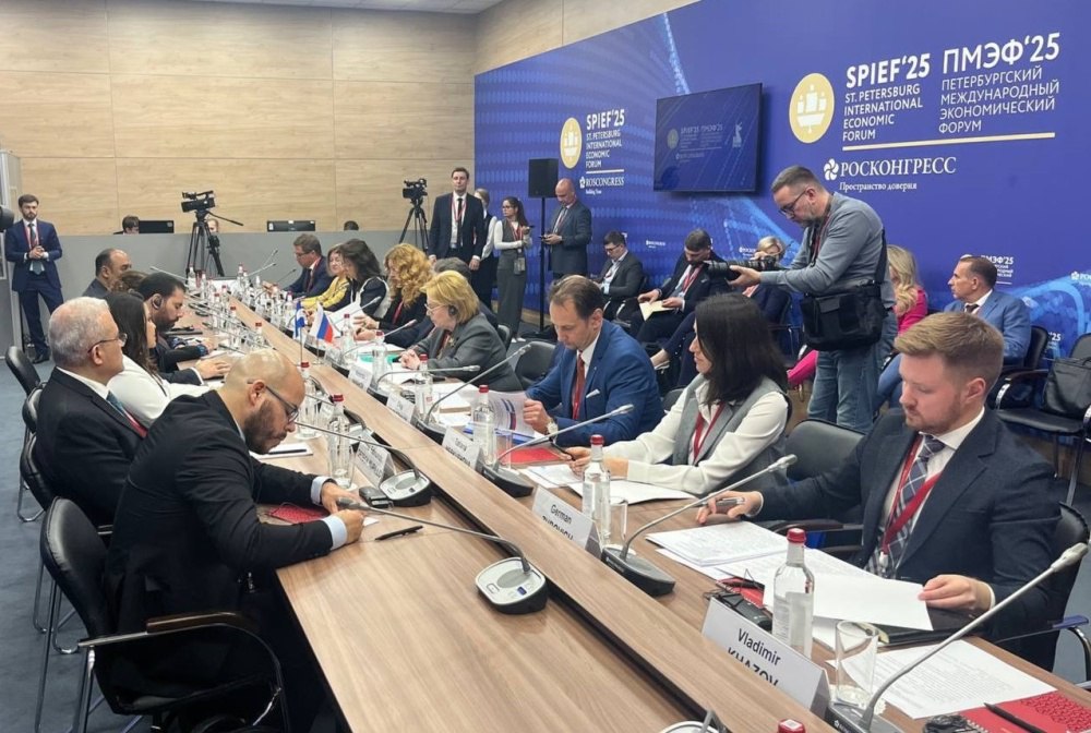 На ПМЭФ-2025 подписан договор о создании Центра открытого образования в Республике Никарагуа На полях Петербургского международного экономического форума прошла встреча сопредседателей Межправительственной Российско-Никарагуанской комиссии по торгово-экономическому и научно-техническому сотрудничеству – руководителя Федерального медико-биологического агентства Вероники Скворцовой и специального представителя Президента Республики Никарагуа по взаимодействию с Россией Лауреано Ортеги. В ней принял участие заместитель директора Департамента интеграции национальной системы образования и международного сотрудничества Минпросвещения России Герман Зубович.