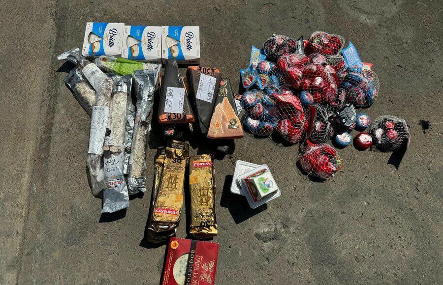 На минувшей неделе в амурской столице прошла проверка в торговой точке, где продаются продукты животного происхождения. Было установлено, что в одном из магазинов Благовещенска, чье название не приводится, продают различные виды сыров и колбас, запрещенных к ввозу на территорию России в соответствии с указом президента РФ «О продлении действия отдельных специальных экономических мер в целях обеспечения безопасности Российской Федерации». В связи с этим должностные лица изъяли 7,2 килограмма сырных и колбасных изделий, произведенных в Испании, Италии и Франции. Запрещенную к ввозу на территорию РФ продукцию 22 мая сожгли. Помимо этого зафиксировано, что большая часть реализуемой молочной и мясной продукции не имеет сопроводительной документации, тем самым нарушает цепочку прослеживаемости и является потенциальной угрозой распространения заболеваний. В отношении индивидуального предпринимателя будет возбуждено административное производство, сообщает пресс-служба управления Россельхознадзора по Амурской области и Республике Саха Якутия .