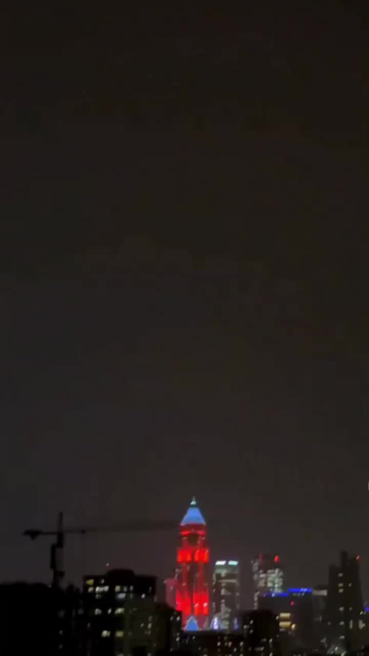 Молния поразила Финансовый центр Стамбула