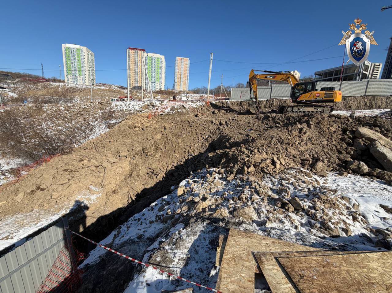 СКР Приморья проводит проверку по факту травмирования рабочего во Владивостоке При проведении строительных работ на объекте ЖК Астон А зори здесь тихие на улице Борисенко во Владивостоке произошло обрушение грунта В результате 48 летний монтажник получил телесные повреждения По данному факту следственными органами СКР по Приморскому краю проводится доследственная проверка по признакам преступления предусмотренного ст 216 УК РФ нарушение правил безопасности при ведении строительных или иных работ По итогам проверочных мероприятий будет принято процессуальное решение