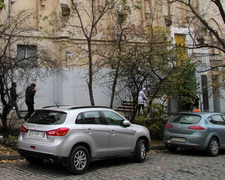 Владельцам украинских автомобильных номеров в Севастополе отвели четыре месяца С 1 января 2026 года использование автомобилей с украинской регистрацией будет незаконным В первую очередь это касается жителей ДНР ЛНР Херсонской и Запорожской областей проживающих в Севастополе предупредили в ГАИ Что нужно для замены Паспорт РФ или вид на жительство Документы подтверждающие постоянное проживание на указанных территориях Регистрационные документы на автомобиль Старые украинские номера Куда обращаться МРЭО Госавтоинспекции ул Паршина 29 Оплачивать пошлину и проходить техосмотр НЕ нужно