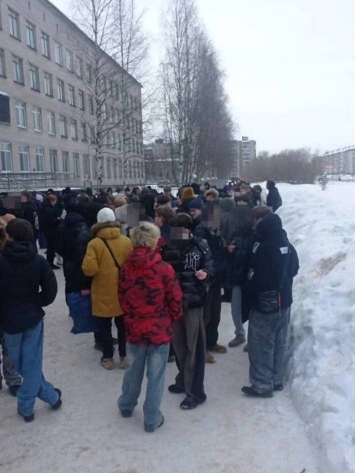 В Архангельске эвакуировали колледж телекоммуникаций  Поступило сообщение о минировании. В итоге взрывных устройств не обнаружили.   В пресс-службе регионального ФСБ отказались от комментариев.  Фото: Жесть Архангельск / Telegram