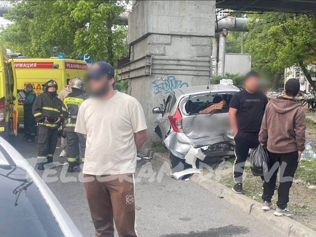 ДТП в районе Спортивной во Владивостоке. Пьяный водитель Mazda Axela не справился с управлением и влетел в зад Nissan Note. В результате ДТП пострадали пассажиры Note: 2 женщины и ребёнок. ..... ПОДПИСАТЬСЯ. ДПС ВЛАДИВОСТОКА