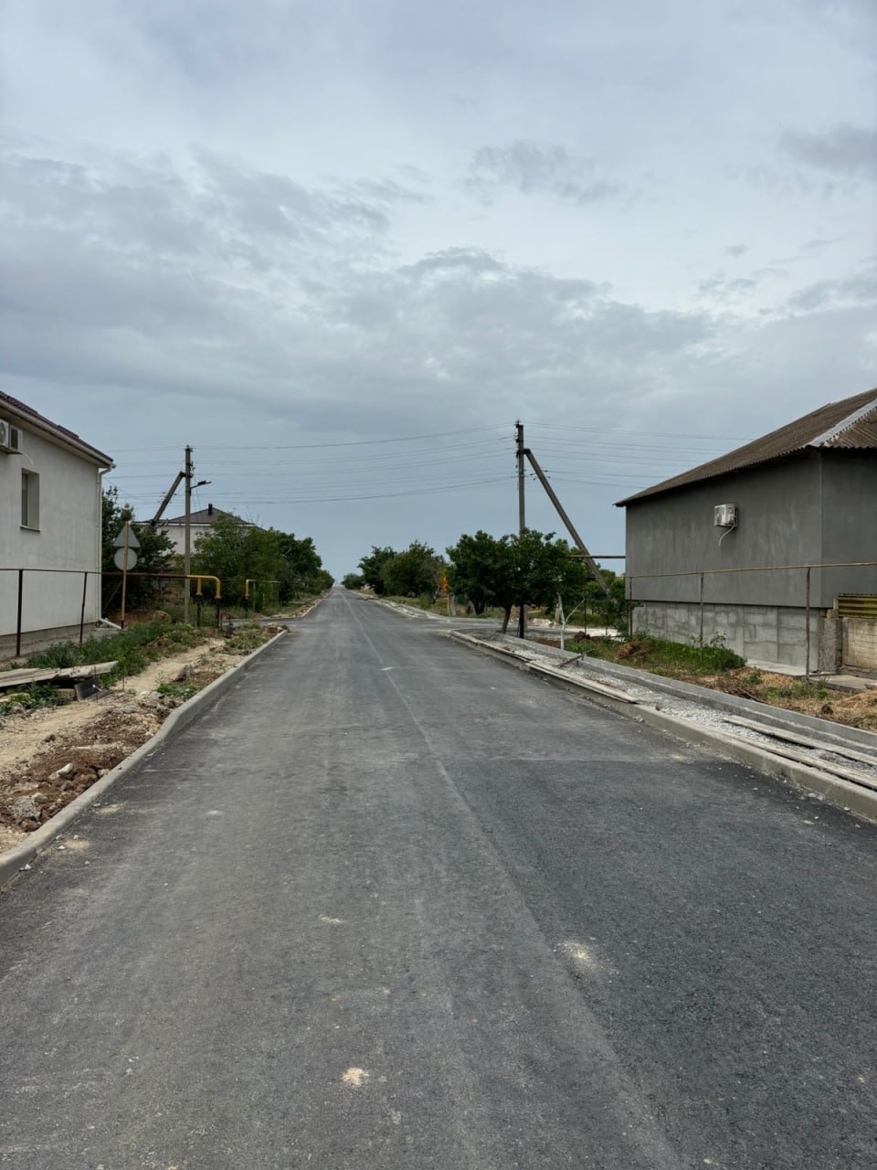 Подходят к завершению работы по ремонту ул. Вели Ибраимова в г. Евпатория. Специалистами выполнен полный комплекс ремонтно−восстановительных работ для обеспечения безопасного и комфортного проезда автомобильного транспорта. Осталось только нанести разметку, завершить ремонт тротуаров и установить знаки. Ремонт данного участка имеет исключительно важное значение для местных жителей и проезда транспорта. Работы ведутся по поручению Главы Республики Крым Сергея Аксенова.  [ГКУ РК Служба автомобильных дорог Республики Крым]  ___   Евпатория ЧП   Предложить пост