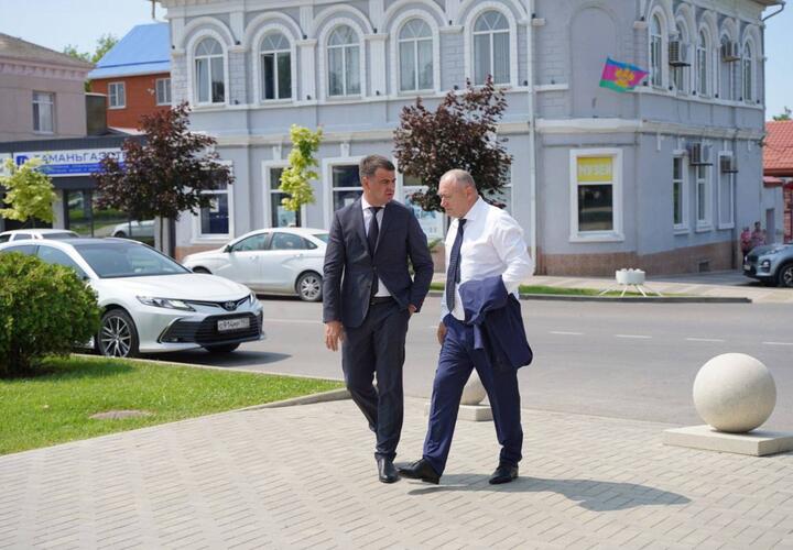 Депутат Госдумы от Краснодарского края Иван Демченко сегодня с рабочим визитом посетил Темрюкский район. На встрече с главой муниципалитета Фёдором Бабенковым парламентарий оценил темпы экономического развития района. — Для развития района сегодня есть много механизмов - участие в федеральных и краевых программах, получение грантов Президента и губернатора, привлечение инвесторов. Команда Бабенкова успешно использует этот ресурс, — написал народный избранник в своём Telegram-канале. Депутат также отметил обмен знаниями и успешные примеры из практики соседних территорий, которые служат стимулом для глав муниципалитетов в разработке и запуске новых инициатив. Темрюкский район в этом контексте выступает в роли образца не только для других районов Кубани, но и для территорий за её пределами. — Впечатляют темпы, с которыми в небольших населённых пунктах реализуются проекты по благоустройству, ремонту социальных объектов, строительству набережных и созданию современных рекреационных зон. Эти усилия не остаются незамеченными ни среди местных жителей, ни среди приезжих, — добавил Иван Демченко. Помимо этого, в ходе встречи были обсуждены проекты, финансирование которых было дополнительно выделено из бюджета по моей инициативе, а также меры поддержки общественных организаций. : Подписаться Честное Пенсионерское