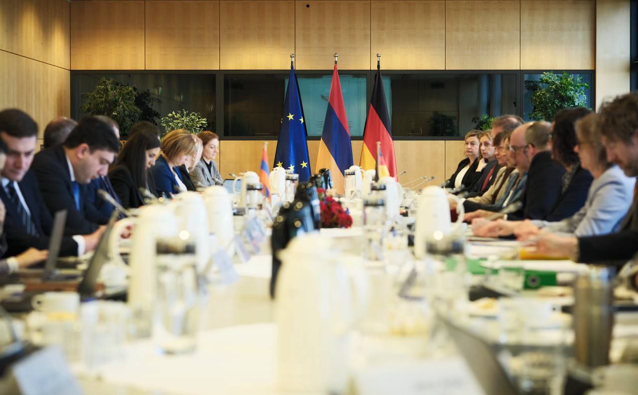 Армения получит от Германии новую поддержку в размере 152 млн евро По итогам заседания армяно германской Межправительственной комиссии в Берлине при участии министров экономики двух стран германское правительство приняло решение выделить Армении 152 млн евро содействия 18 млн в виде гранта и 134 млн в виде кредита с почти нулевой процентной ставкой Средства будут направлены на поддержку малого и среднего бизнеса развитие возобновляемой энергетики и водного хозяйства и на решение множества проблем сообщил министр экономики Папоян t me economyofarmenia