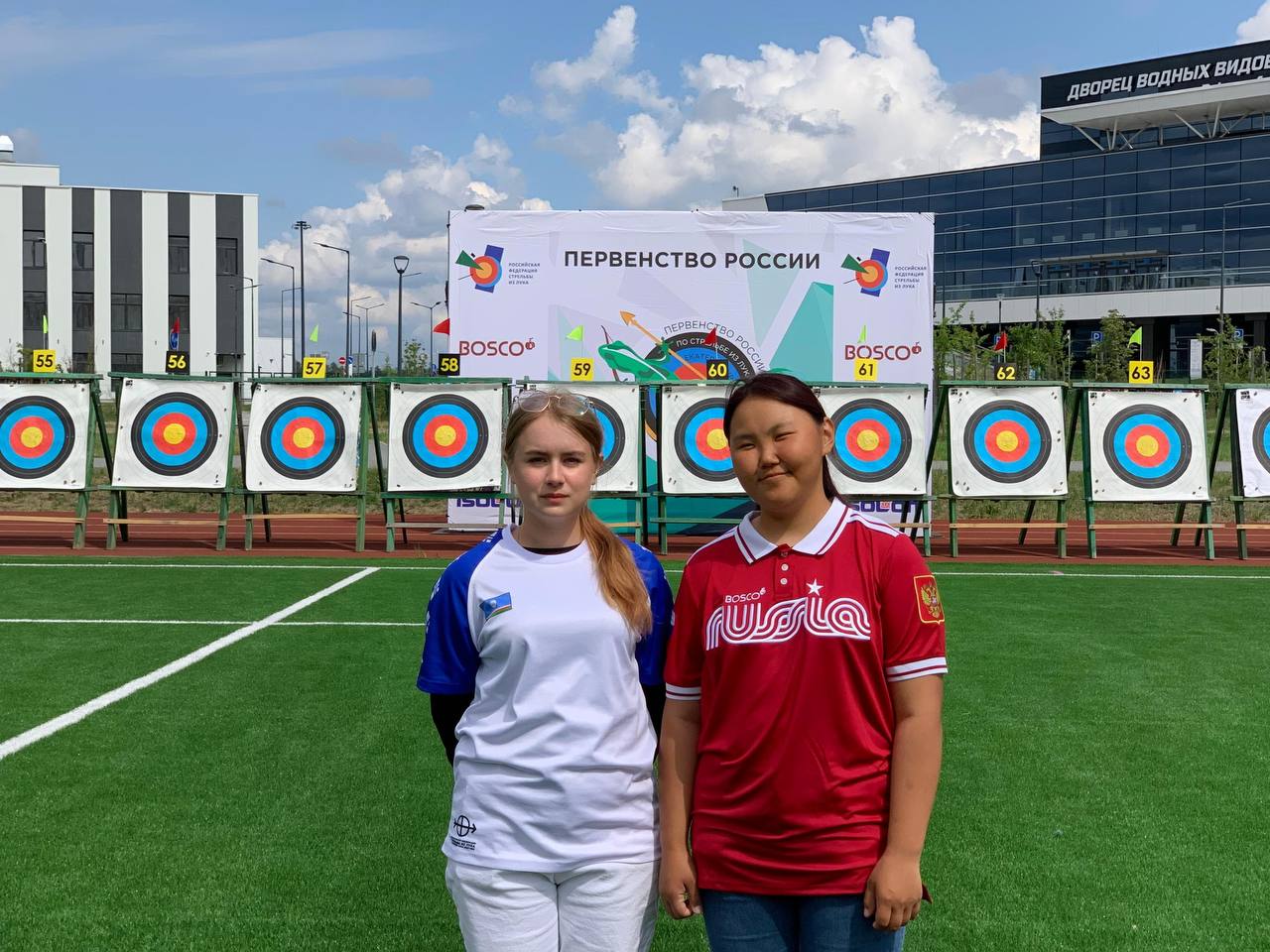 #спорт #гордимсянашими Ленские лучники на Первенстве России по стрельбе из лука в г. Екатеринбурге Тренер Евгения Горохова и ее ученица Екатерина Шабанова в эти дни участвуют в соревнованиях Федерального масштаба. Екатерина Шабанова заняла 9 место в личном первенстве, выполнила норматив Мастера спорта и установила рекорд Ленского района - 1327 очков! От всей души поздравляем наших лучниц и гордимся их достижениями!