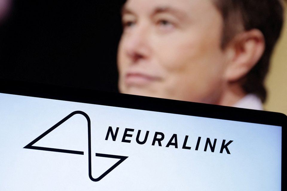 Neuralink начинает тестировать имплант для зрения на людях. Об этом рассказал Илон Маск. Миллиардер анонсировал мозговой имплант Blindsight еще в 2024 году. Тогда испытания проводили только на приматах. Начать испытания компания планирует к концу 2025 или началу 2026 года. По словам Илона Маска, устройство позволит видеть даже тем людям, кто были незрячими от рождения.