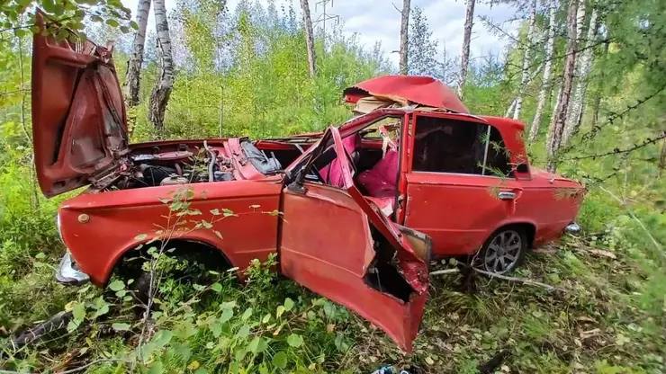 19-летний водитель сбил лошадь в Шарыповском районе. Человек и животное погибли   На 5-м километре автодороги Шарыпово-Ужур-Балахта, в районе посёлка Горячегорск Шарыповского района, произошла смертельная авария. 19-летний водитель автомобиля ВАЗ погиб в результате столкновения с лошадью, внезапно появившейся на проезжей части.  По предварительной информации, животное неожиданно выбежало на дорогу, спровоцировав ДТП. В результате столкновения водитель и лошадь погибли на месте происшествия.  Фото: Госавтоинспекция Красноярского края       предложить новость