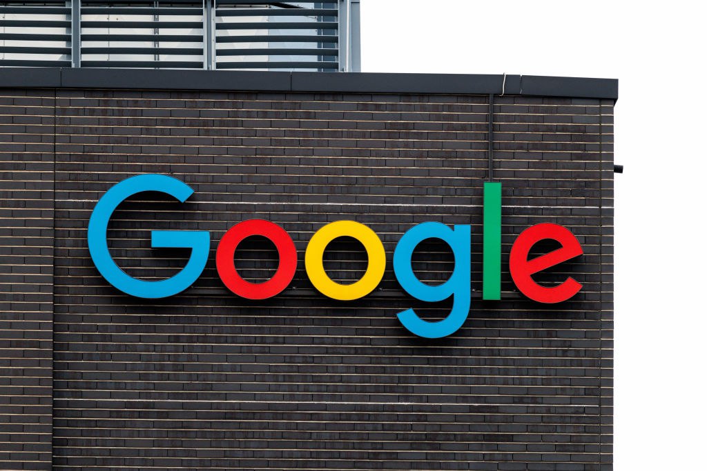 Google представила «Guided Learning» — новый режим в Gemini, который напрямую конкурирует с Study Mode в ChatGPT. Инструмент превращает ИИ-чат в персонального репетитора: он разбивает сложные темы на последовательные блоки, задаёт уточняющие вопросы, отслеживает прогресс и подстраивает объяснения под темп ученика. Пользователь может загрузить собственные материалы или выбрать готовые курсы, а алгоритм автоматически формирует упражнения и тесты. Разработчики обещают, что так учиться станет быстрее и увлекательнее, а преподаватели получат мощный помощник для создания интерактивных занятий. Источник