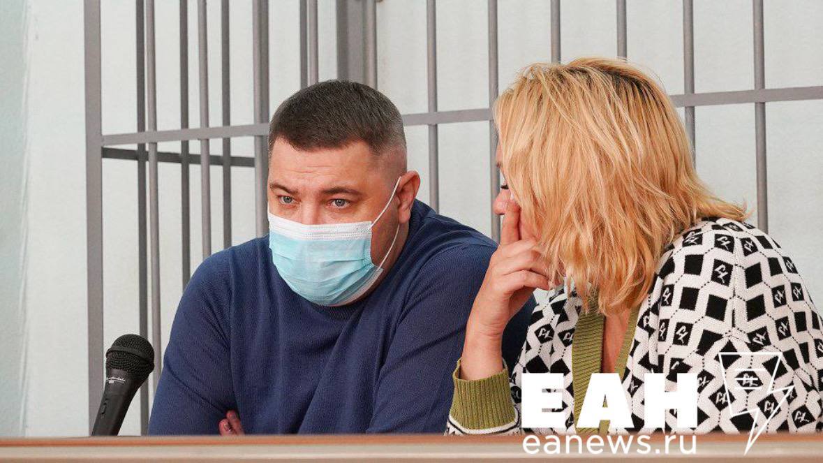 Дяде свердловского журналиста Дениса Аллаярова продлевают меру пресечения в Ленинском суде Екатеринбурга Бывший полицейский Андрей Карпов подозревается во взятке и находится под домашним арестом Экс начальник угрозыска одного из отделов полиции был уволен из органов внутренних дел по отрицательным мотивам еще весной Следователь просила закрыть процесс и судья пошел навстречу адвокат Карпова Артамонова настаивала на запрете съемки и даже пыталась заставить корреспондентов ЕАН удалить снимки но судья проигнорировал ее требования Экс полицейский Карпов подозревается в коррупционных преступлениях По версии следствия в нескольких эпизодах подозревается его племянник журналист Ура ру Денис Аллаяров Аллаяров свою вину не признает По данным ЕАН его задержание связано с дачей показаний дяди якобы журналист покупал у него сведения из полицейских сводок EanNews