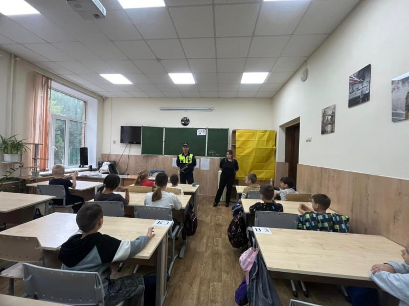‼ ‼ ‼ ‼ Полиция напоминает о ПДД: В одной из ростовских школ прошло профилактическое мероприятие В рамках летней оздоровительной кампании в школе № 93 города Ростова-на-Дону состоялось профилактическое мероприятие для детей, посещающих пришкольный лагерь. Основной темой встречи стали обсуждение Правил дорожного движения и безопасность на дорогах. Организаторами выступили сотрудники подразделения по делам несовершеннолетних Отдела полиции №1 Управления МВД России по городу Ростову-на-Дону, а также инспекторы ДПС Госавтоинспекции городского Управления МВД. Младший лейтенант полиции Мария Крюкова вместе с коллегами — лейтенантом полиции Кириллом Кирик и младшим лейтенантом полиции Николаем Донцовым рассказали ребятам о важности соблюдения ПДД, разобрали типичные опасные ситуации на дороге и напомнили о необходимости использования световозвращающих элементов в темное время суток. Дети активно участвовали в беседе, задавали вопросы и разбирали примеры правильного поведения пешеходов и велосипедистов. В завершение мероприятия ребята получили полезные памятки по безопасности дорожного движения. Подобные встречи помогают снизить риск дорожно-транспортных происшествий с участием детей и формируют у них ответственное отношение к собственной безопасности. #gumvdro #мвд #мвд61 #МВДРоссии #полиция #ростов #ростовскаяобласть