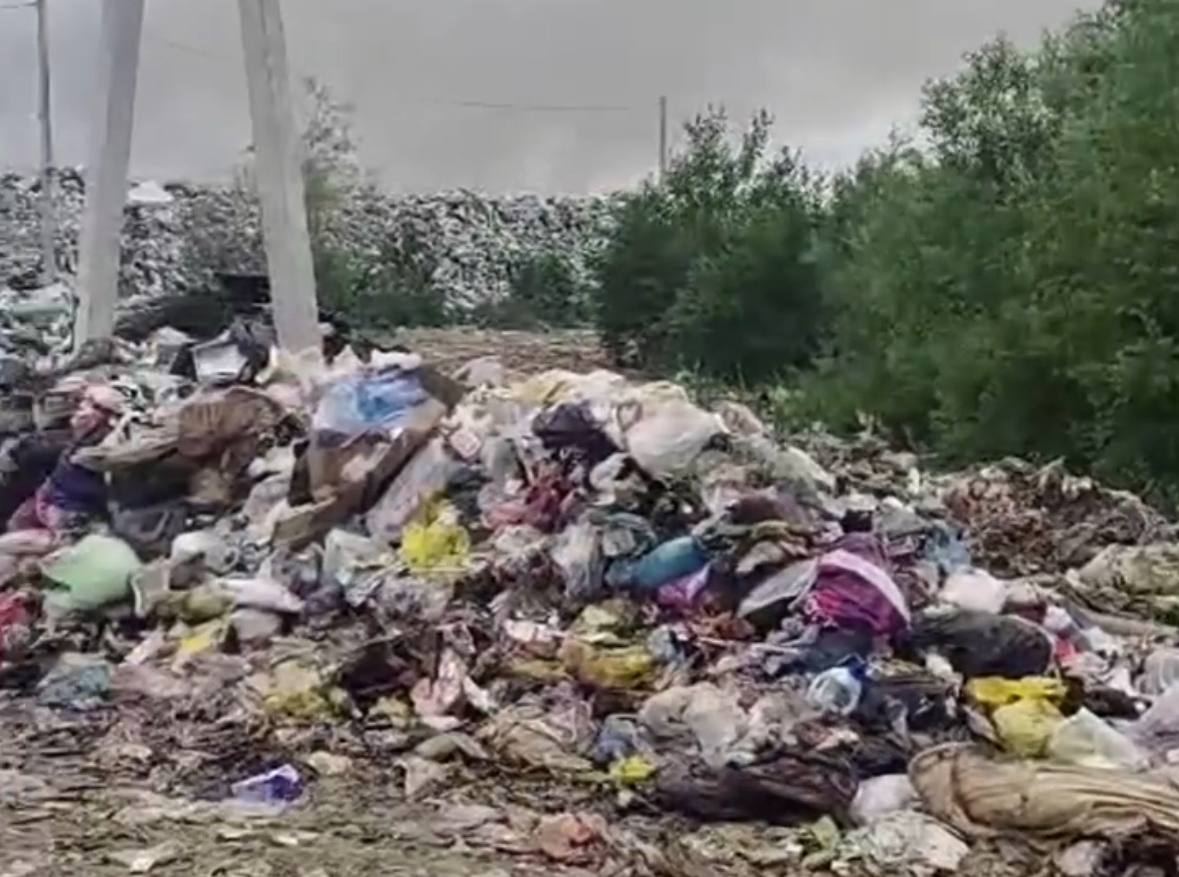 Только к концу второго дня удалось ликвидировать пожар на свалке Биробиджана Открытое горение на складе твердых бытовых отходов, расположенном в 7 км от Биробиджана удалось потушить за 31 час. К месту происшествия были привлечены бойцы МЧС. «Исправных водоисточников рядом с очагом возгорания не было. Воду для тушения приходилось подвозить за 2,7 км от ближайшего открытого водоема», — рассказали в пресс-службе МЧС России. — наконец-то потушили livebir VK livebir OK
