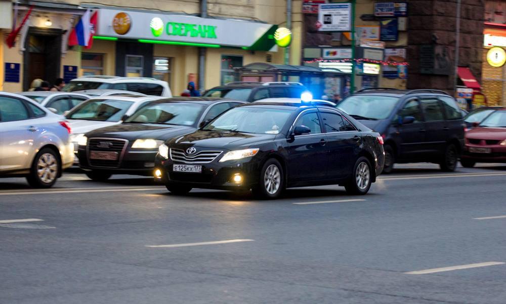С сегодняшнего дня начали действовать обновлённые ПДД:  — Если едет автомобиль со спецсигналом, водители должны перестроиться в соседнюю полосу или съехать на обочину. Запрещено ехать рядом с таким транспортом на одной скорости, а также обгонять его — можно только сбавить скорость;  — Теперь необходимо уступать дорогу и тем автомобилям, на которых нет специальной раскраски – именно на них обычно передвигаются чиновники;  — Штраф за нарушение пока остаётся прежним — 7500₽, но в ближайшее время его планируют увеличить.  Бладсикер. Подписаться