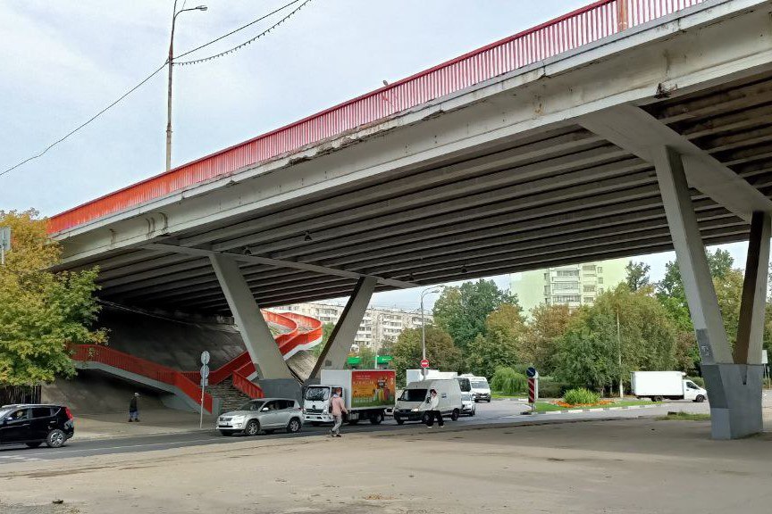 В Мытищах обновили мост на Олимпийском проспекте В рамках летнего содержания специалисты Мосавтодора провели обследование региональной дорожной сети и выявили недостатки на семи мостах включая сооружение на Олимпийском проспекте в Мытищах Об этом сообщила пресс служба Министерства транспорта и дорожной инфраструктуры Московской области В ходе работ были очищены от граффити мостовые опоры и приведены в порядок инфраструктурные элементы моста Это позволило не только улучшить внешний вид объекта но и повысить его безопасность и долговечность Еженедельное обследование дорог в летний период является важной частью мероприятий по поддержанию их в надлежащем состоянии Специалисты Мосавтодора уделяют особое внимание содержанию дорог тротуаров мостов остановок дорожных знаков ограждений дорожных разметок линий освещения и светофоров   taplink cc mytishiadmin мытищи новости
