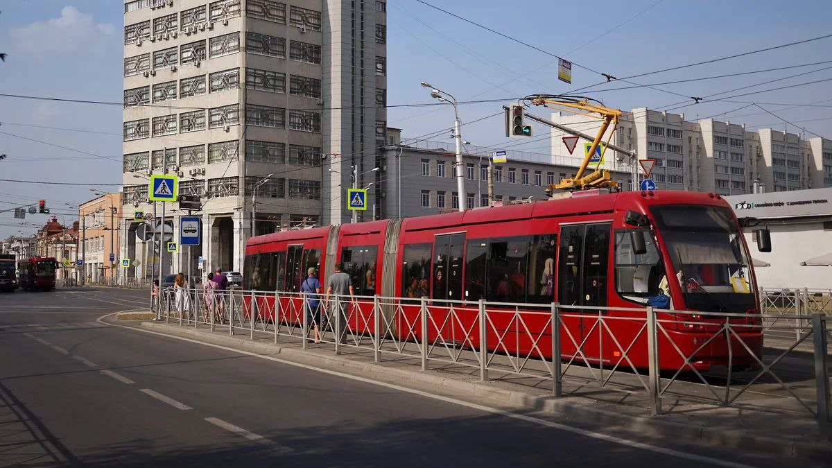 В Казани на капремонт трамвайных путей необходимо 7 4 млрд рублей На 2026 год общая стоимость капитального ремонта кабельного энергохозяйства в Казани оценивается в 8 9 млрд руб Большая часть из этой суммы 7 4 млрд руб потребуется на ремонт трамвайных путей В Казани из 138 км трамвайных путей капитальный ремонт необходим на 74 км При этом 20 км рельсов были уложены еще в 1970 х годах и имеют двукратный износ Фото Александр Казаков Коммерсантъ kommersantkazan