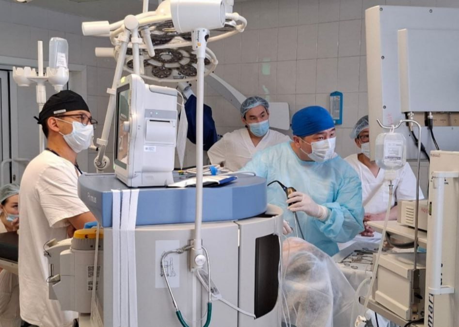 Детские хирурги Бурятии провели сложнейшие операции на пазухах носа В Улан Удэ состоялся уникальный мастер класс для ЛОР хирургов В Детской республиканской клинической больнице успешно прошли четыре показательные операции пациентов с редкими и сложными патологиями Хирургическое вмешательство выполнили совместно с коллегами из Республиканской клинической больницы им Н А Семашко которые поделились опытом лечения заболеваний нетипичных для детского возраста Подробнее фото ДРКБ