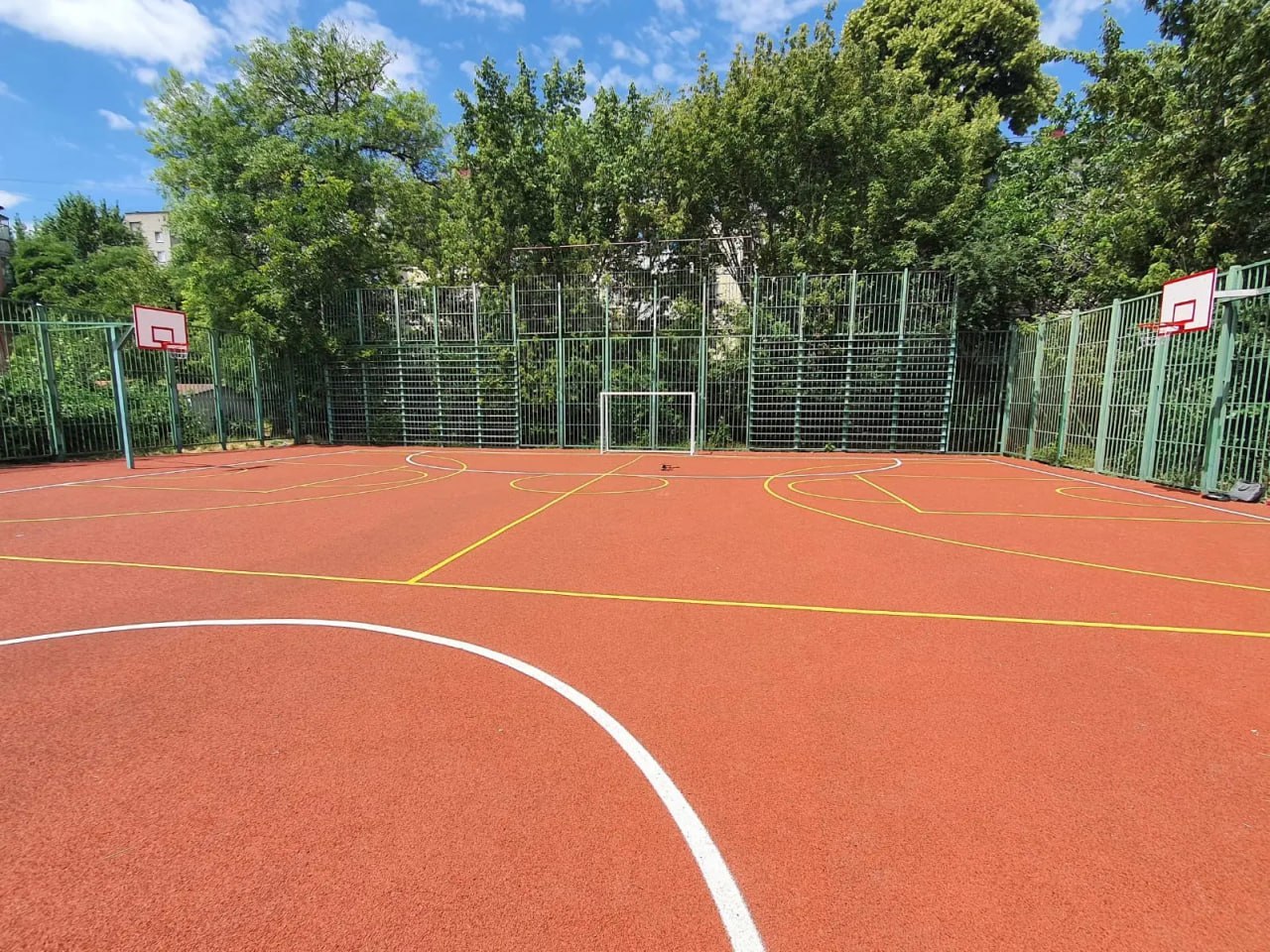 В Краснодаре в 2025 году построили 5 многофункциональных спортивных площадок Объекты возвели на ул им Атарбекова Бургасской в пос Победитель и Белозёрном и в парке им 30 летия Победы В районе Олимпа открылся первый муниципальный падел корт Спорт это здоровье и закалка это сила духа и целеустремлённость Спорт это жизнь Поэтому в 2025 году мы старались сделать его ближе и доступнее для краснодарцев заявил мэр краевой столицы Евгений Наумов Также была реконструирована ВМХ трасса на улице Обрывной Началось строительство комплекса для пляжных видов спорта на ул Береговой Отремонтированы девять существующих спортплощадок города На данный момент создаются три крупных ФОКа по ул Домбайской 8 1 в 1 м отделении учхоза Кубань и в пос Знаменском Телеканал Краснодар в MAX