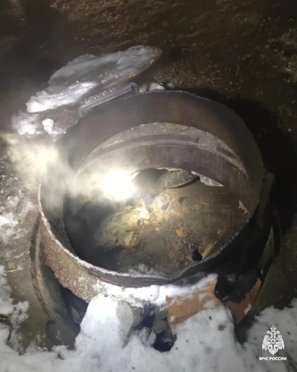 Мужчина погиб на пожаре в Улан Удэ Возгорание произошло сегодня ночью в тепловом коллекторе на улице Хахалова Прибывшие на место пожарные обнаружили внутри тело мужчины с термическими повреждениями Его личность устанавливается Предварительная причина неосторожность при курении сообщили в МЧС Бурятии   Канал Ариг Ус в MAX