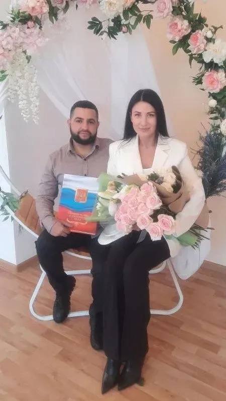 Свадебный бум за неделю до Нового года произошел в Приамурье За один день в регионе зарегистрировали почти 70 браков Амурская область отметила красивую дату 25 12 25 торжественными регистрациями брака В этот день в отделах ЗАГС был настоящий свадебный бум узами брака скрепили 69 пар влюбленных Для тех кто выбрал именно этот день для начала семейной жизни число 25 12 25 стало настоящим символом счастья и гармонии Удивительная симметрия дат подарила парам дополнительную удачу и радость от выбора столь особенного момента для своего семейного торжества написала в своем Telegram канале начальник управления ЗАГС Амурской области Наталья Томилова Сотрудники ЗАГС поздравили всех молодоженов с началом нового этапа жизни полного любви взаимопонимания и радости Фото t me tomilovaNS ТЕЛЕПОРТ РФ здесь все об Амурской области  Мы в МАХ  Написать нам