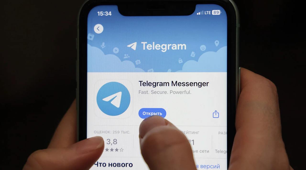 Владельцы Telegram-каналов в 2024 году заработали с помощью «Яндекса» 1,7 млрд рублей  После полноценного запуска в июле 2024 года инструмента монетизации от рекламной сети «Яндекса»  РСЯ  российские Telegram-каналы заработали еще около 1 млрд рублей. Всего же за весь 2024 год владельцы каналов получили выплаты в размере 1,7 млрд рублей, а число каналов-партнеров РСЯ выросло до 10 000.  Монетизацию от «Яндекса» уже используют Telegram-каналы в четырех странах — России, Белоруссии, Узбекистане и Казахстане. Этот инструмент позволяет авторам экономить время на поиске рекламодателей и развивать каналы.  Реклама от РСЯ оформлена как обычный пост с картинкой или видео и ссылкой. Нейросети «Яндекса» подбирают рекламу согласно настройкам канала, а публикует посты специальный бот. Все посты автоматически маркируются в соответствии с требованиями законодательства.  По мнению участников рынка, оценивающих этот результат как «неплохой», интерес рекламодателей к продвижению в Telegram с помощью возможностей «Яндекса» будет только расти  Подробности на сайте Forbes    : Дмитрий Феоктистов /ТАСС